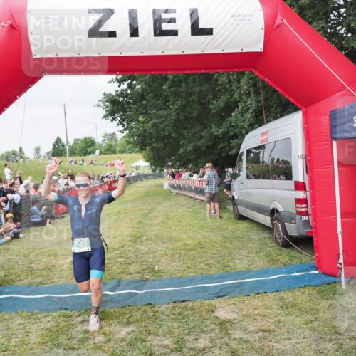 21.06.2025 - 27. Vierlanden-Triathlon MichiJ http://msf.ph/oto/8036108 15.06.2026 13:03:07 Ziel 749 meine-sportfotos.de