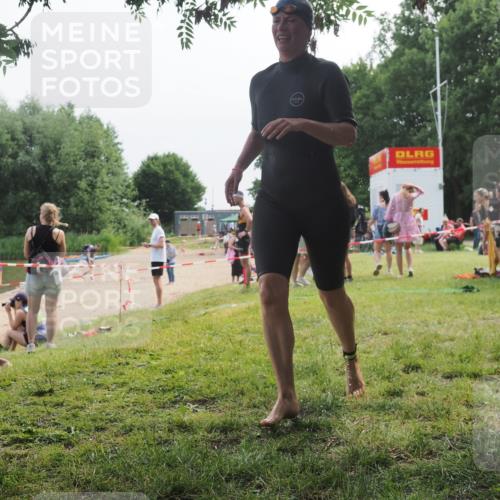 15.06.2025 - 27. Vierlanden-Triathlon KatJ http://msf.ph/oto/8036112 15.06.2025 11:21:03 Schwimmen 892, 918, 965 meine-sportfotos.de