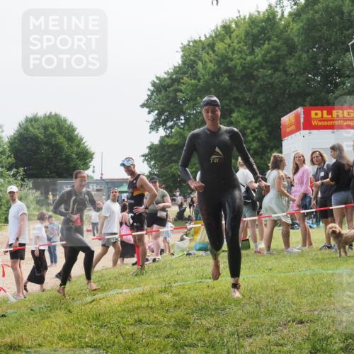 15.06.2025 - 27. Vierlanden-Triathlon KatJ http://msf.ph/oto/8036119 15.06.2025 11:21:17 Schwimmen 929, 931 meine-sportfotos.de