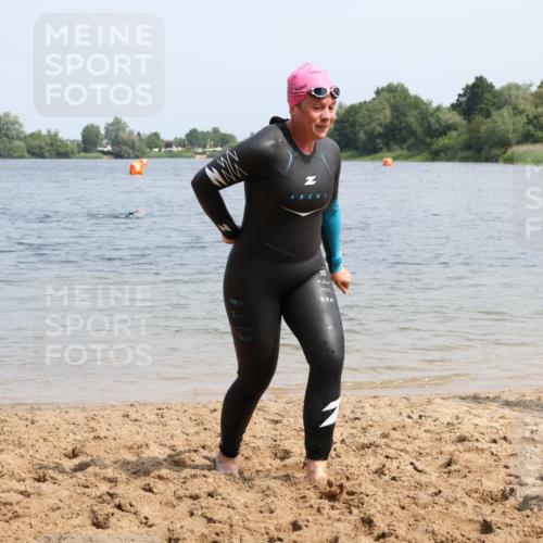 15.06.2025 - 27. Vierlanden-Triathlon Lena Gebhardt http://msf.ph/oto/8036120 15.06.2025 11:29:48 Schwimmen 937 meine-sportfotos.de