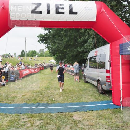 21.06.2025 - 27. Vierlanden-Triathlon MichiJ http://msf.ph/oto/8036123 15.06.2026 13:03:24 Ziel 149, 233 meine-sportfotos.de
