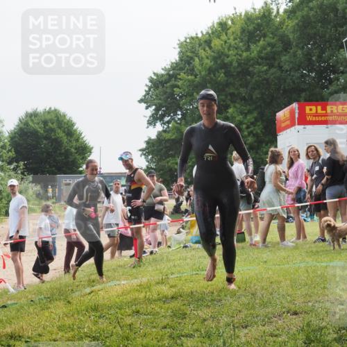 15.06.2025 - 27. Vierlanden-Triathlon KatJ http://msf.ph/oto/8036124 15.06.2025 11:21:17 Schwimmen 929, 931 meine-sportfotos.de