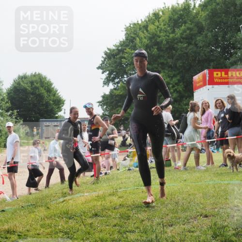 15.06.2025 - 27. Vierlanden-Triathlon KatJ http://msf.ph/oto/8036129 15.06.2025 11:21:17 Schwimmen 929, 931 meine-sportfotos.de