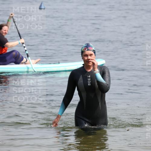 15.06.2025 - 27. Vierlanden-Triathlon Lena Gebhardt http://msf.ph/oto/8036132 15.06.2025 11:30:28 Schwimmen 910 meine-sportfotos.de