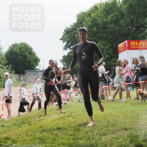 15.06.2025 - 27. Vierlanden-Triathlon KatJ http://msf.ph/oto/8036136 15.06.2025 11:21:18 Schwimmen 929, 931 meine-sportfotos.de