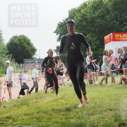 15.06.2025 - 27. Vierlanden-Triathlon KatJ http://msf.ph/oto/8036140 15.06.2025 11:21:18 Schwimmen 929, 931 meine-sportfotos.de