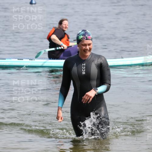 15.06.2025 - 27. Vierlanden-Triathlon Lena Gebhardt http://msf.ph/oto/8036143 15.06.2025 11:30:29 Schwimmen 910 meine-sportfotos.de