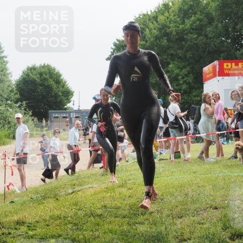 15.06.2025 - 27. Vierlanden-Triathlon KatJ http://msf.ph/oto/8036147 15.06.2025 11:21:18 Schwimmen 929, 931 meine-sportfotos.de