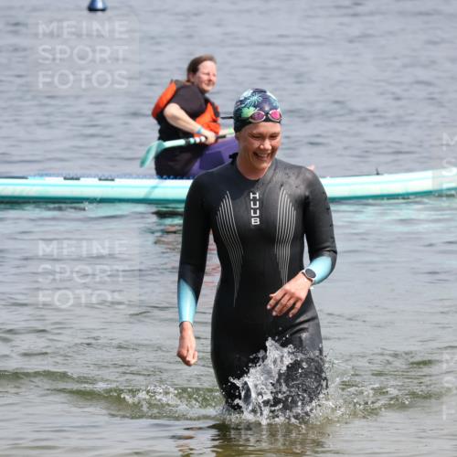 15.06.2025 - 27. Vierlanden-Triathlon Lena Gebhardt http://msf.ph/oto/8036149 15.06.2025 11:30:30 Schwimmen 910 meine-sportfotos.de