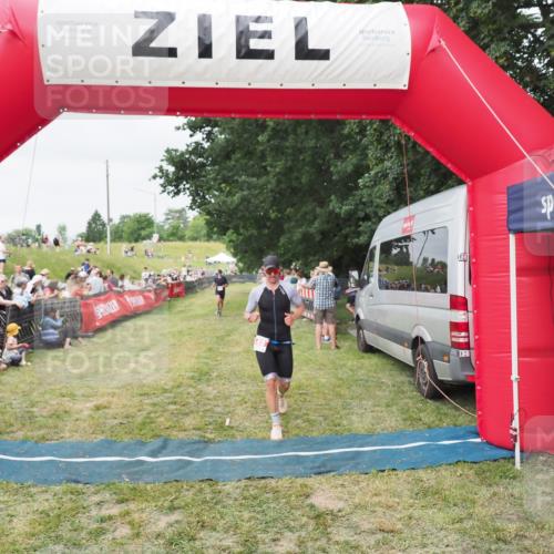 21.06.2025 - 27. Vierlanden-Triathlon MichiJ http://msf.ph/oto/8036151 15.06.2026 13:03:25 Ziel 149, 233 meine-sportfotos.de