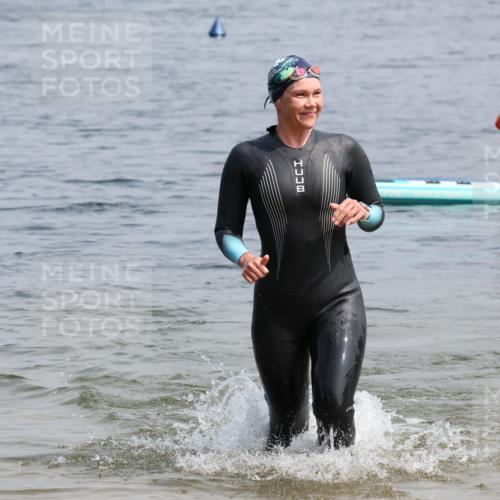 15.06.2025 - 27. Vierlanden-Triathlon Lena Gebhardt http://msf.ph/oto/8036152 15.06.2025 11:30:31 Schwimmen 910 meine-sportfotos.de