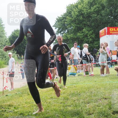 15.06.2025 - 27. Vierlanden-Triathlon KatJ http://msf.ph/oto/8036155 15.06.2025 11:21:18 Schwimmen 929, 931 meine-sportfotos.de