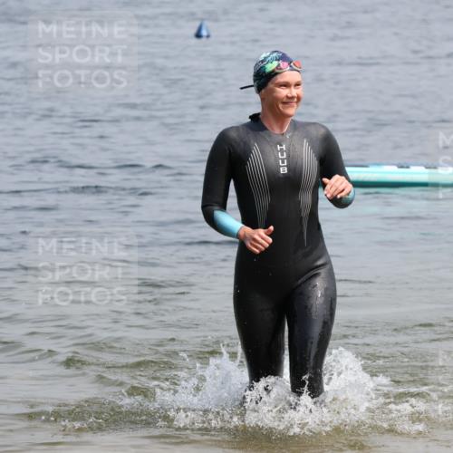 15.06.2025 - 27. Vierlanden-Triathlon Lena Gebhardt http://msf.ph/oto/8036156 15.06.2025 11:30:31 Schwimmen 910 meine-sportfotos.de