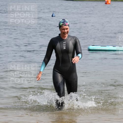 15.06.2025 - 27. Vierlanden-Triathlon Lena Gebhardt http://msf.ph/oto/8036159 15.06.2025 11:30:32 Schwimmen 910 meine-sportfotos.de