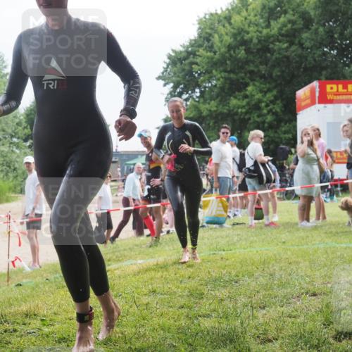 15.06.2025 - 27. Vierlanden-Triathlon KatJ http://msf.ph/oto/8036161 15.06.2025 11:21:19 Schwimmen 929, 931 meine-sportfotos.de