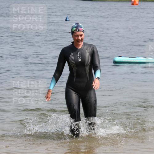 15.06.2025 - 27. Vierlanden-Triathlon Lena Gebhardt http://msf.ph/oto/8036164 15.06.2025 11:30:32 Schwimmen 910 meine-sportfotos.de