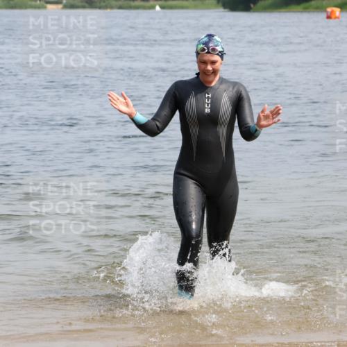 15.06.2025 - 27. Vierlanden-Triathlon Lena Gebhardt http://msf.ph/oto/8036170 15.06.2025 11:30:33 Schwimmen 910 meine-sportfotos.de