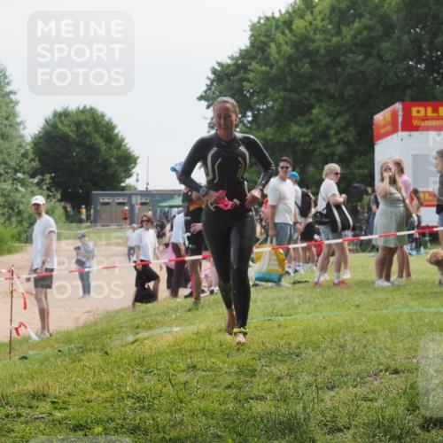 15.06.2025 - 27. Vierlanden-Triathlon KatJ http://msf.ph/oto/8036175 15.06.2025 11:21:19 Schwimmen 929, 931 meine-sportfotos.de
