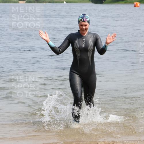 15.06.2025 - 27. Vierlanden-Triathlon Lena Gebhardt http://msf.ph/oto/8036176 15.06.2025 11:30:33 Schwimmen 910 meine-sportfotos.de