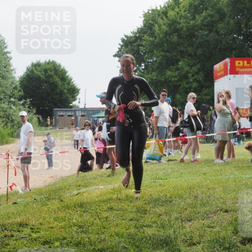 15.06.2025 - 27. Vierlanden-Triathlon KatJ http://msf.ph/oto/8036181 15.06.2025 11:21:19 Schwimmen 929, 931 meine-sportfotos.de