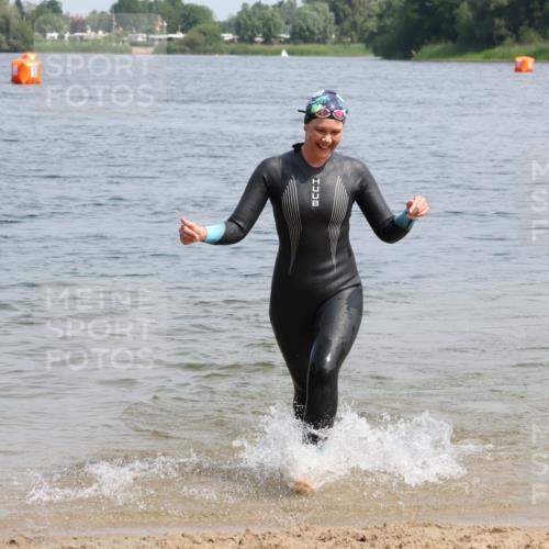 15.06.2025 - 27. Vierlanden-Triathlon Lena Gebhardt http://msf.ph/oto/8036182 15.06.2025 11:30:33 Schwimmen 910 meine-sportfotos.de