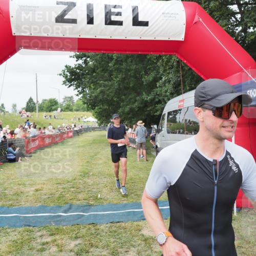 21.06.2025 - 27. Vierlanden-Triathlon MichiJ http://msf.ph/oto/8036186 15.06.2026 13:03:28 Ziel 149, 233 meine-sportfotos.de