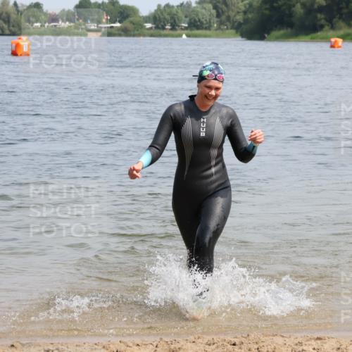 15.06.2025 - 27. Vierlanden-Triathlon Lena Gebhardt http://msf.ph/oto/8036187 15.06.2025 11:30:33 Schwimmen 910 meine-sportfotos.de
