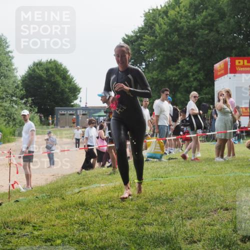 15.06.2025 - 27. Vierlanden-Triathlon KatJ http://msf.ph/oto/8036188 15.06.2025 11:21:19 Schwimmen 929, 931 meine-sportfotos.de