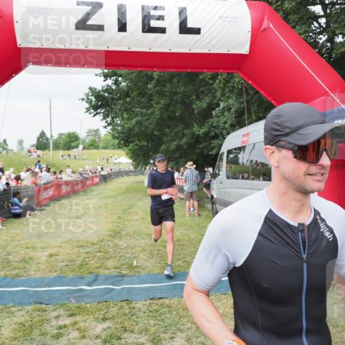 21.06.2025 - 27. Vierlanden-Triathlon MichiJ http://msf.ph/oto/8036189 15.06.2026 13:03:28 Ziel 149, 233 meine-sportfotos.de