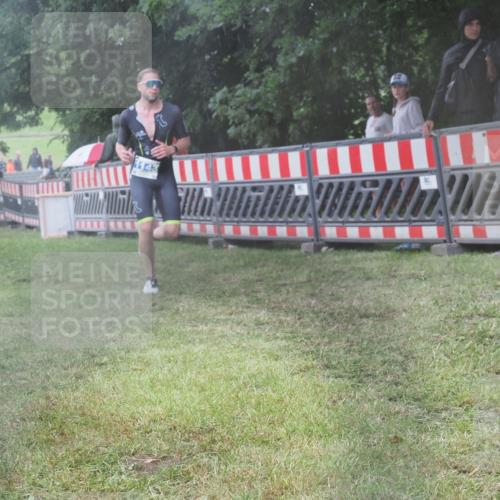 21.06.2025 - 27. Vierlanden-Triathlon KatJ http://msf.ph/oto/8036191 15.06.2025 13:53:51 Ziel 815, 1143 meine-sportfotos.de