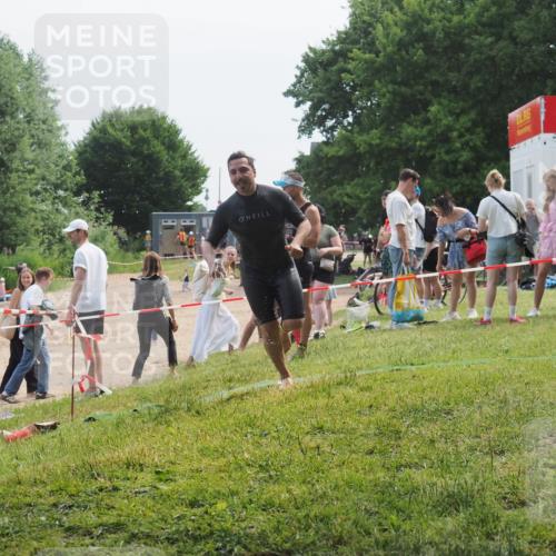 15.06.2025 - 27. Vierlanden-Triathlon KatJ http://msf.ph/oto/8036195 15.06.2025 11:21:27 Schwimmen 931, 967 meine-sportfotos.de