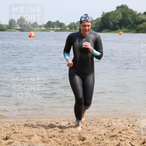 15.06.2025 - 27. Vierlanden-Triathlon Lena Gebhardt http://msf.ph/oto/8036196 15.06.2025 11:30:36 Schwimmen 910 meine-sportfotos.de