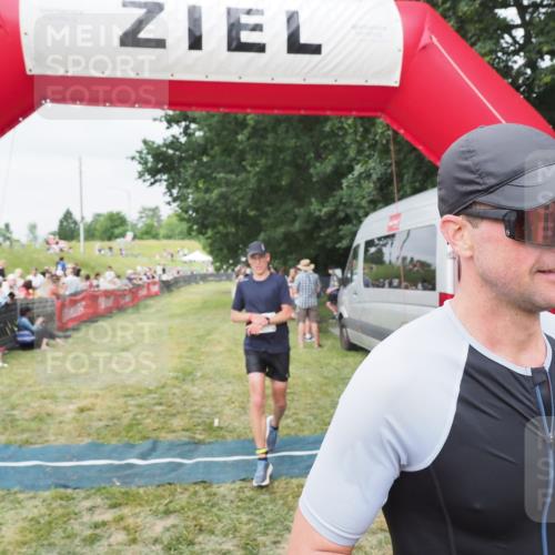 21.06.2025 - 27. Vierlanden-Triathlon MichiJ http://msf.ph/oto/8036197 15.06.2026 13:03:28 Ziel 149, 233 meine-sportfotos.de