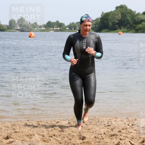 15.06.2025 - 27. Vierlanden-Triathlon Lena Gebhardt http://msf.ph/oto/8036200 15.06.2025 11:30:36 Schwimmen 910 meine-sportfotos.de