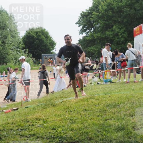 15.06.2025 - 27. Vierlanden-Triathlon KatJ http://msf.ph/oto/8036201 15.06.2025 11:21:27 Schwimmen 931, 967 meine-sportfotos.de