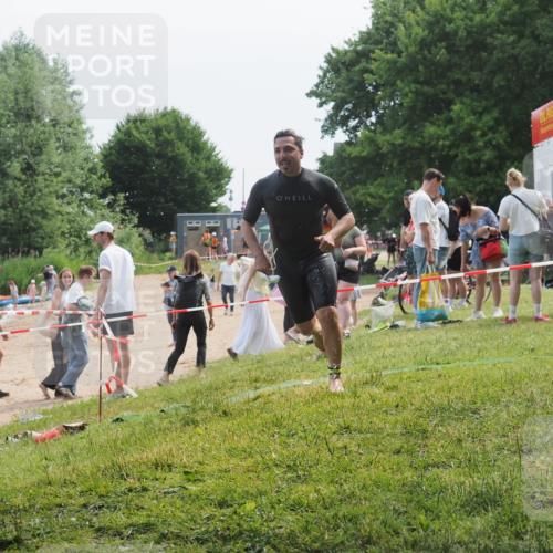 15.06.2025 - 27. Vierlanden-Triathlon KatJ http://msf.ph/oto/8036208 15.06.2025 11:21:28 Schwimmen 931, 967 meine-sportfotos.de