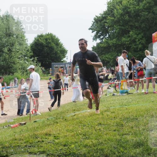 15.06.2025 - 27. Vierlanden-Triathlon KatJ http://msf.ph/oto/8036213 15.06.2025 11:21:28 Schwimmen 931, 967 meine-sportfotos.de