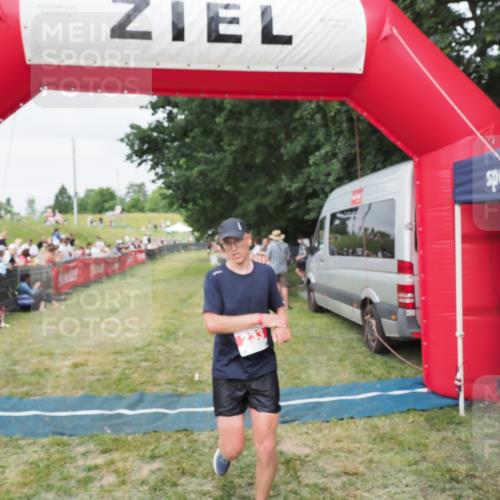 21.06.2025 - 27. Vierlanden-Triathlon MichiJ http://msf.ph/oto/8036215 15.06.2026 13:03:29 Ziel 149, 233 meine-sportfotos.de