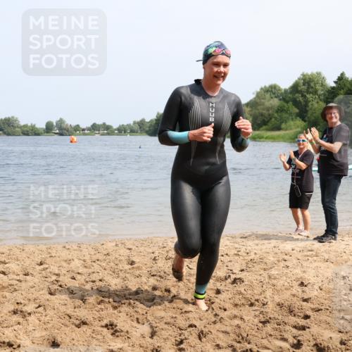 15.06.2025 - 27. Vierlanden-Triathlon Lena Gebhardt http://msf.ph/oto/8036216 15.06.2025 11:30:37 Schwimmen 910 meine-sportfotos.de