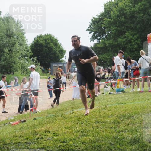 15.06.2025 - 27. Vierlanden-Triathlon KatJ http://msf.ph/oto/8036220 15.06.2025 11:21:28 Schwimmen 931, 967 meine-sportfotos.de