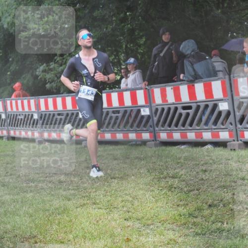 21.06.2025 - 27. Vierlanden-Triathlon KatJ http://msf.ph/oto/8036223 15.06.2025 13:53:52 Ziel 90, 815, 1143 meine-sportfotos.de