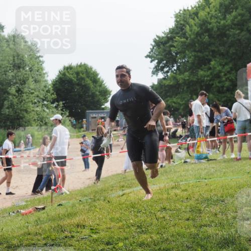 15.06.2025 - 27. Vierlanden-Triathlon KatJ http://msf.ph/oto/8036226 15.06.2025 11:21:28 Schwimmen 931, 967 meine-sportfotos.de