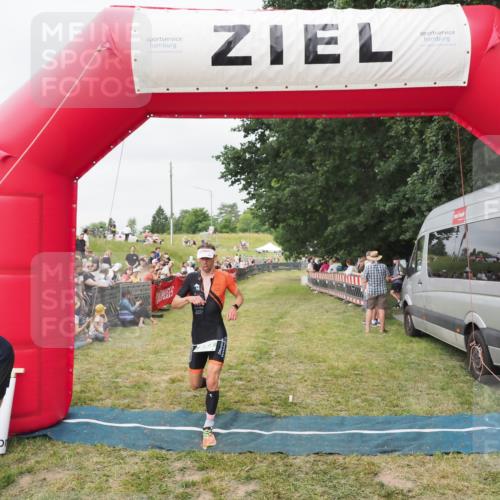 21.06.2025 - 27. Vierlanden-Triathlon MichiJ http://msf.ph/oto/8036231 15.06.2026 13:03:40 Ziel 854 meine-sportfotos.de