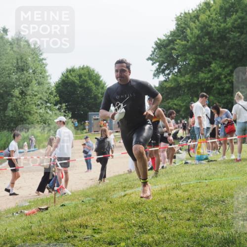 15.06.2025 - 27. Vierlanden-Triathlon KatJ http://msf.ph/oto/8036233 15.06.2025 11:21:28 Schwimmen 931, 967 meine-sportfotos.de
