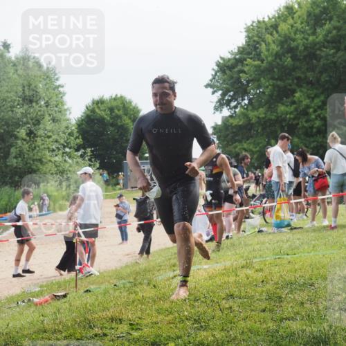15.06.2025 - 27. Vierlanden-Triathlon KatJ http://msf.ph/oto/8036236 15.06.2025 11:21:28 Schwimmen 931, 967 meine-sportfotos.de
