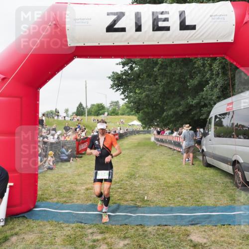 21.06.2025 - 27. Vierlanden-Triathlon MichiJ http://msf.ph/oto/8036238 15.06.2026 13:03:40 Ziel 854 meine-sportfotos.de