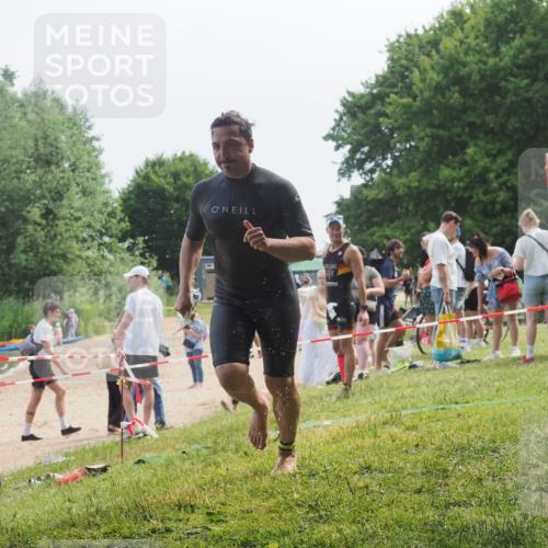 15.06.2025 - 27. Vierlanden-Triathlon KatJ http://msf.ph/oto/8036240 15.06.2025 11:21:28 Schwimmen 931, 967 meine-sportfotos.de