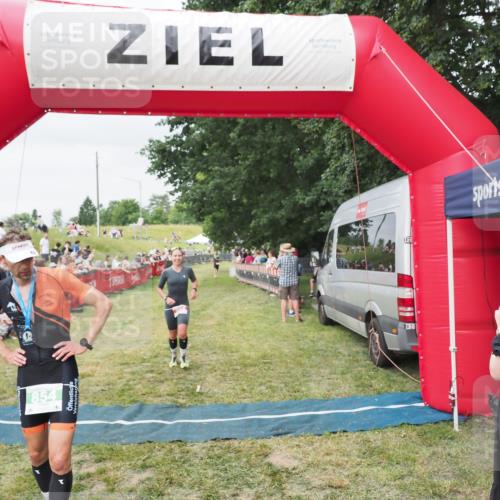21.06.2025 - 27. Vierlanden-Triathlon MichiJ http://msf.ph/oto/8036259 15.06.2026 13:03:59 Ziel 202 meine-sportfotos.de