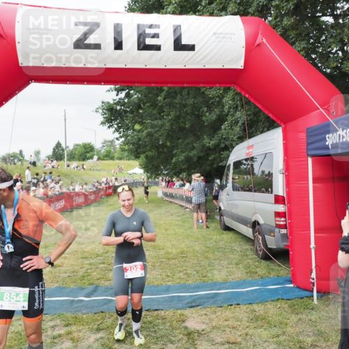21.06.2025 - 27. Vierlanden-Triathlon MichiJ http://msf.ph/oto/8036297 15.06.2026 13:04:00 Ziel 202, 1040 meine-sportfotos.de