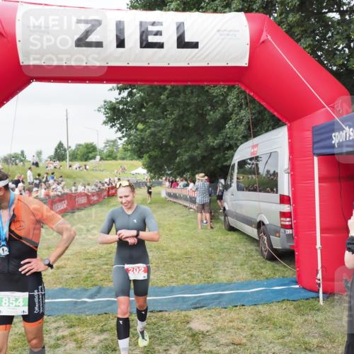 21.06.2025 - 27. Vierlanden-Triathlon MichiJ http://msf.ph/oto/8036300 15.06.2026 13:04:00 Ziel 202, 1040 meine-sportfotos.de